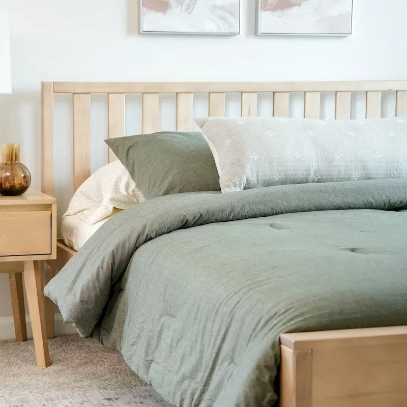 Plank and Beam Modern Queen-Size Bed with Slatted Headboard